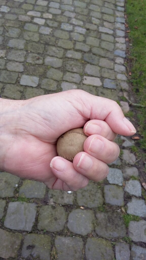 Kaatsballetje in de hand