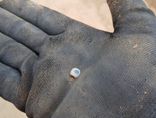 Een half glazen kraaltje afkomstig uit de hutkom