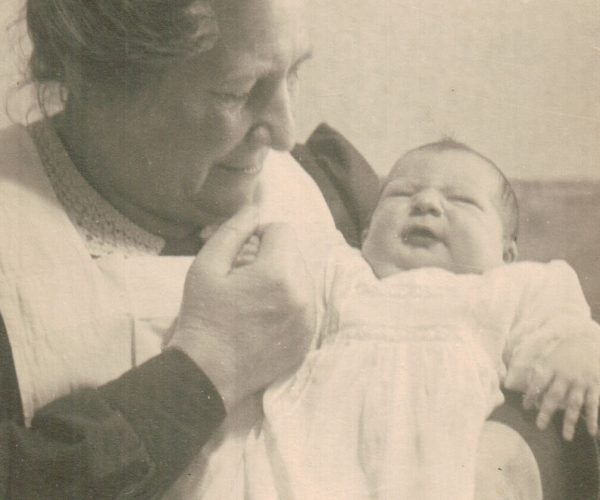 Tante Marie van Boxtel met een van haar 3000 borelingen